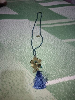 Collar azul y dorado con borla