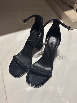 Sandalias DKNY negras tacón bloque