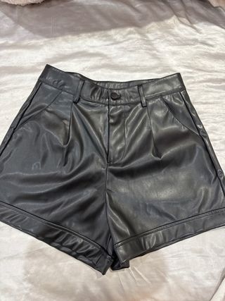 Shorts negros de cuero