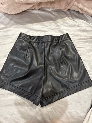 Shorts negros de cuero