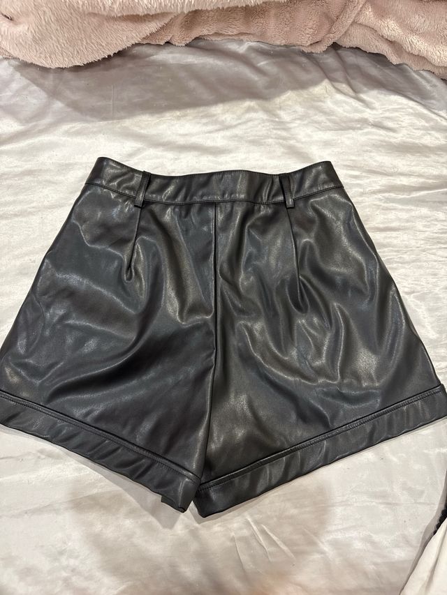 Shorts negros de cuero