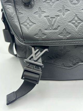 Bandolera Louis Vuitton Voyage negra