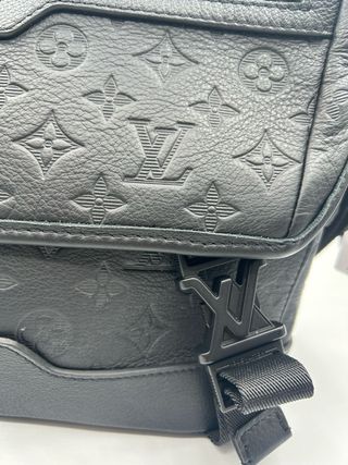 Bandolera Louis Vuitton Voyage negra