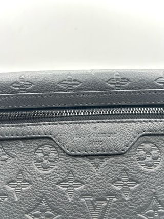 Bandolera Louis Vuitton Voyage negra