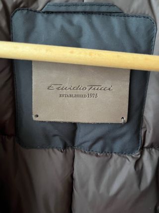 Chaqueta negra plumas