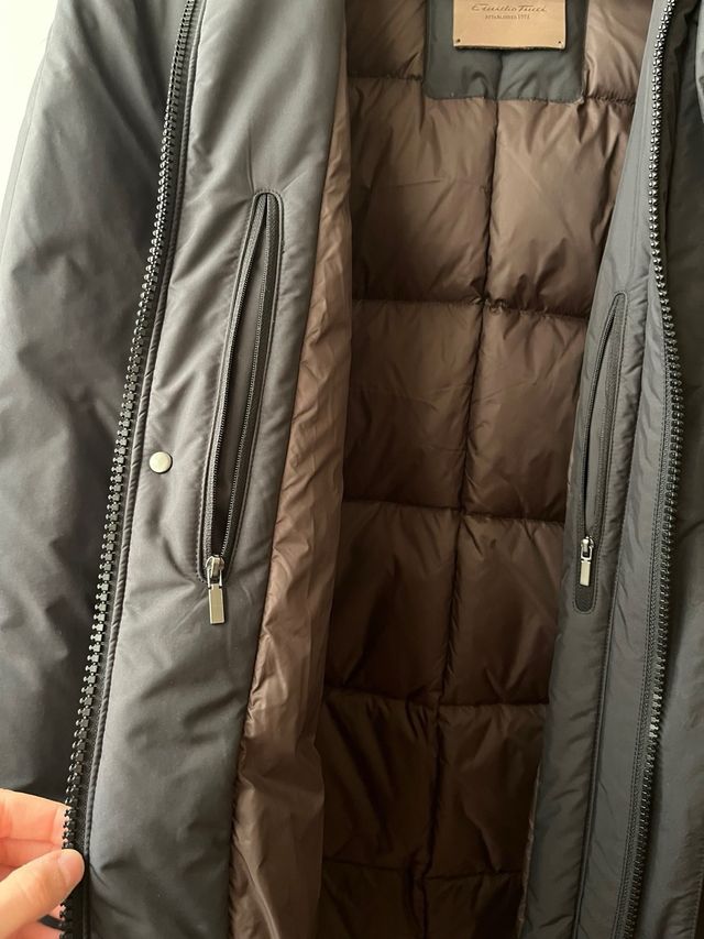 Chaqueta negra plumas