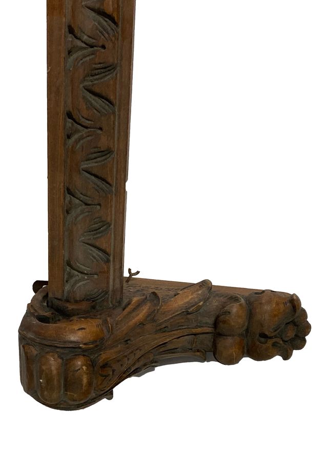 Antiguo cortinero de madera de nogal tallado. 224 