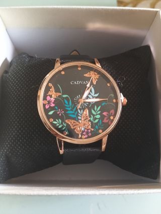 Reloj  mujer, dorado y negro con mariposas.