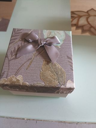 Reloj  mujer, dorado y negro con mariposas.