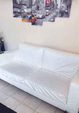 Sofá blanco de piel sintética