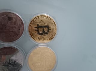 4 Monedas Bitcoin encapsuladas
