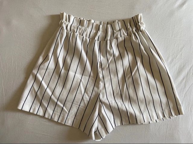 Shorts rayas Bershka 
- Blanco y Negro