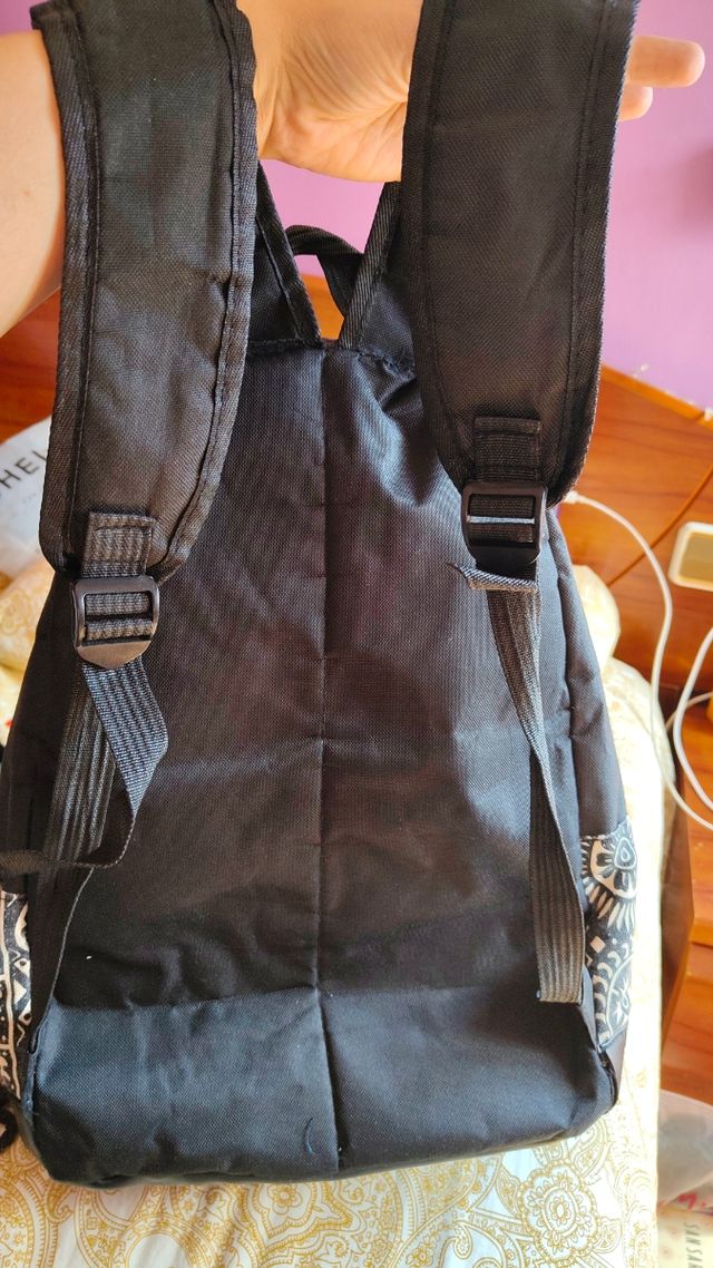 Mochila negra con cenefa blanca | Backpack