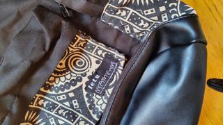 Mochila negra con cenefa blanca | Backpack