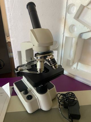 Microscopio Bresser Erudit DLX