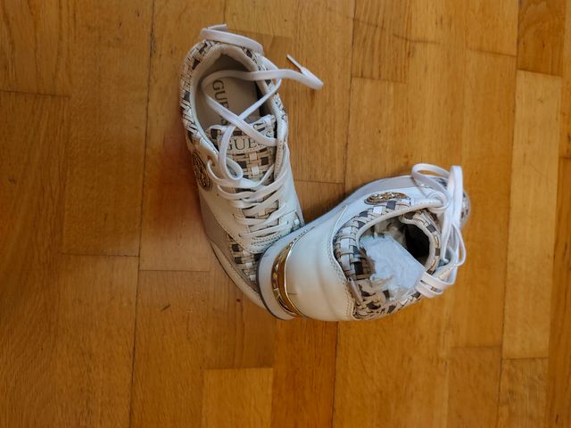 Zapatillas Guess beige y blancas