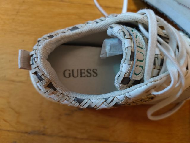 Zapatillas Guess beige y blancas