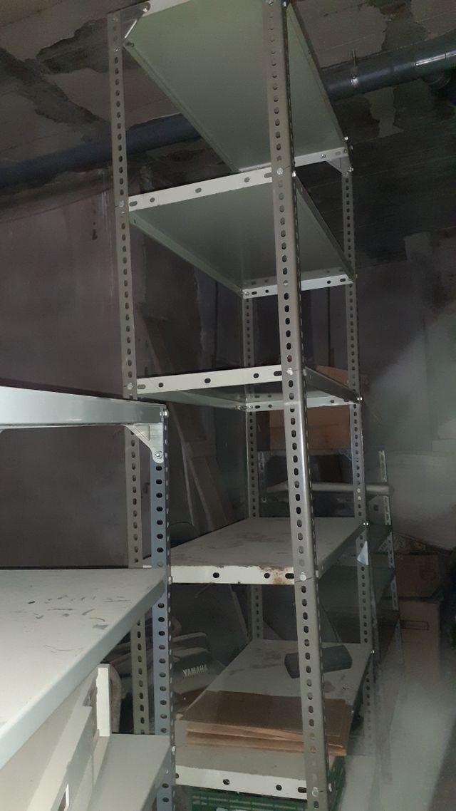 Estantería metálica gris