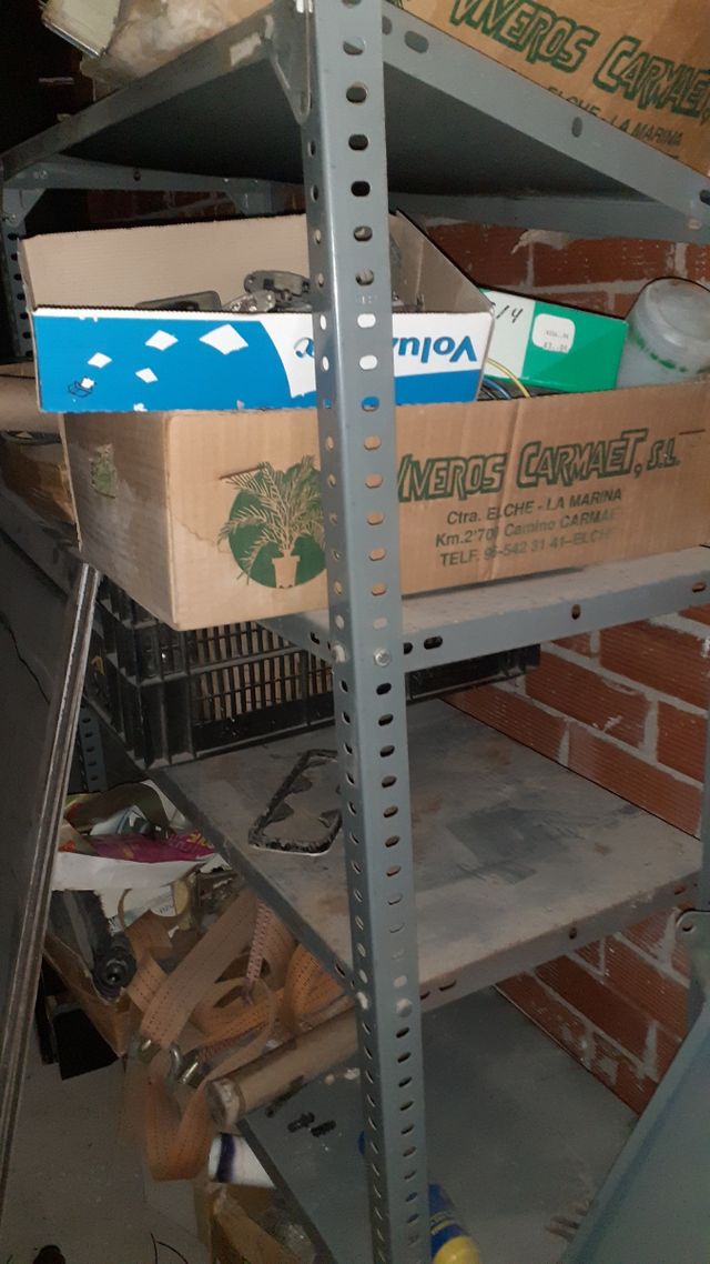 Estantería metálica gris