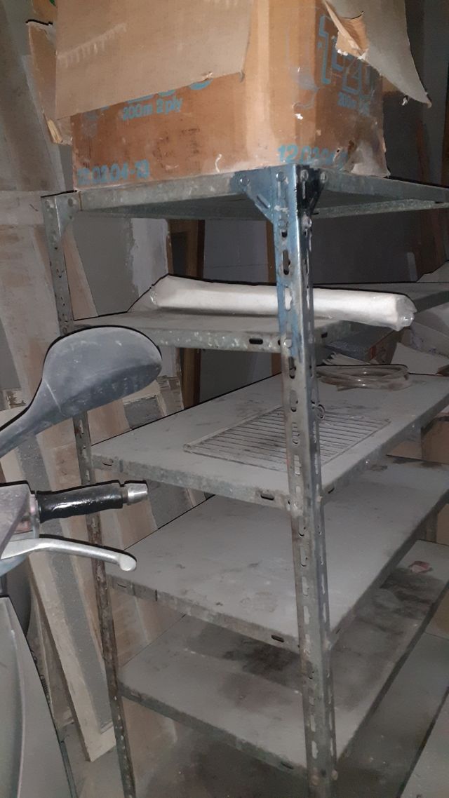 Estantería metálica gris