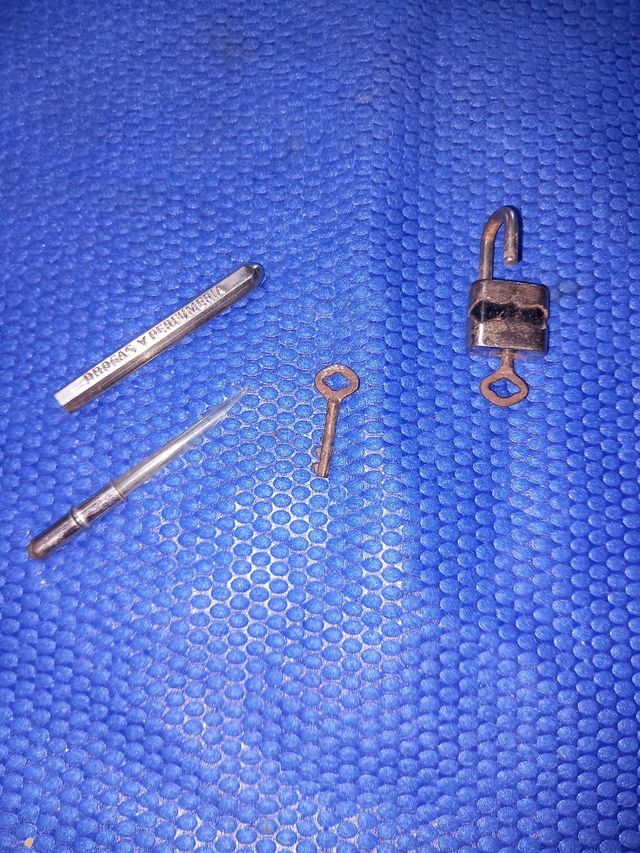 PROBADOR PERFUMES METALICO ANTIGUO Y CANDADITO.