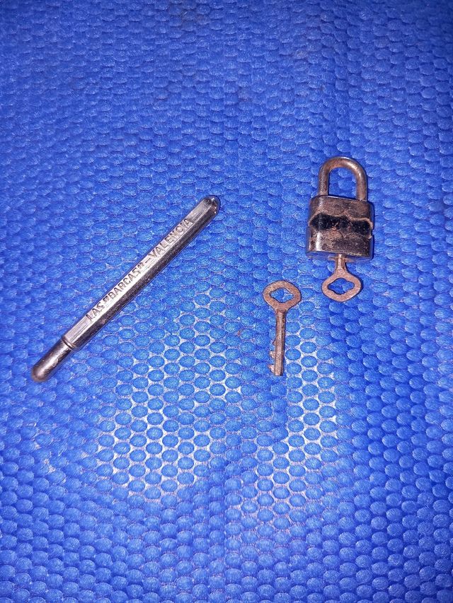 PROBADOR PERFUMES METALICO ANTIGUO Y CANDADITO.