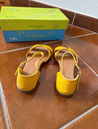 Sandálias rasas, amarelas, novas - Tam. 37