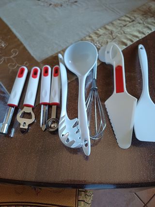 Set cucina 19 pz ,8 porta spezie, è accessori vari