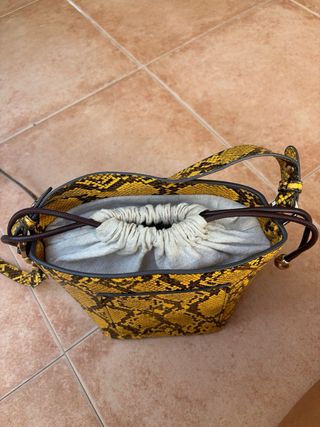 Bolso cestita serpiente amarillo