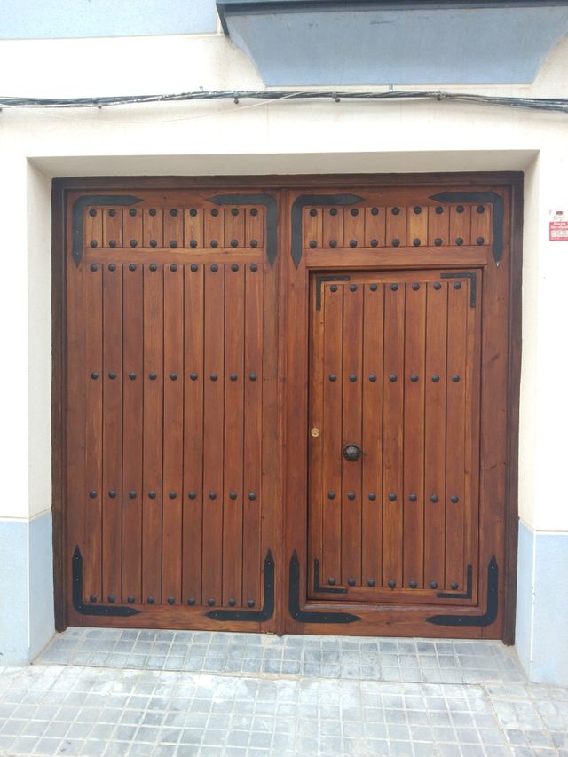 Hola ,restauramos todo tipo de puertas   .