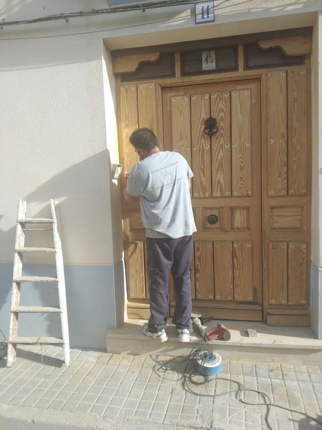 Hola ,restauramos todo tipo de puertas   .