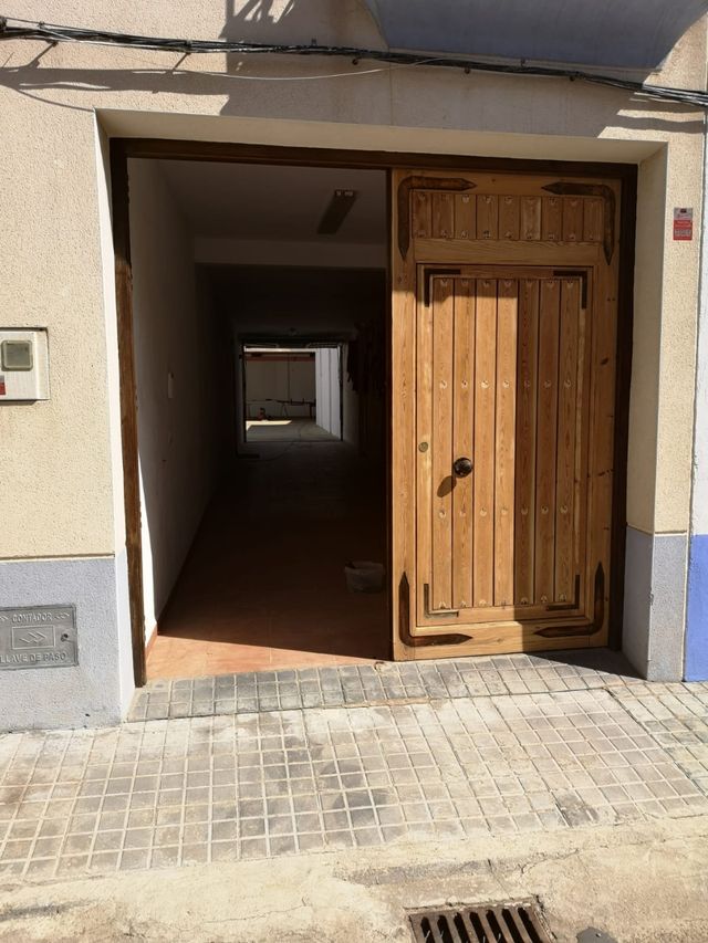 Hola ,restauramos todo tipo de puertas   .