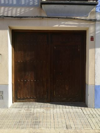 Hola ,restauramos todo tipo de puertas   .
