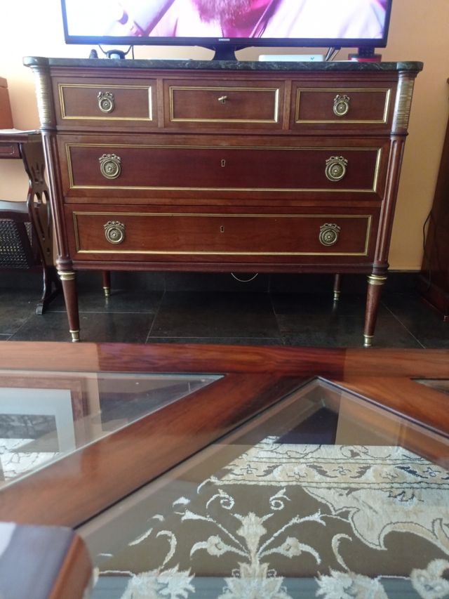 Cómoda de madera con tapa de mármol