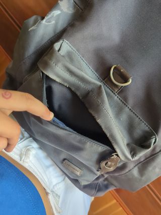 Mochila gris oscura