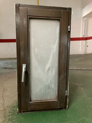 Ventana madera oscura usada