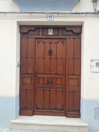 Se restauran todo tipo de puertas viejas