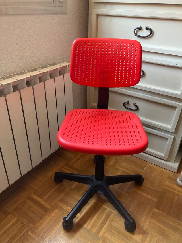 Silla giratoria Ikea roja
