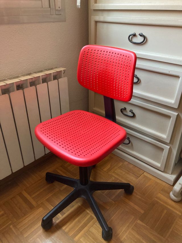Silla giratoria Ikea roja