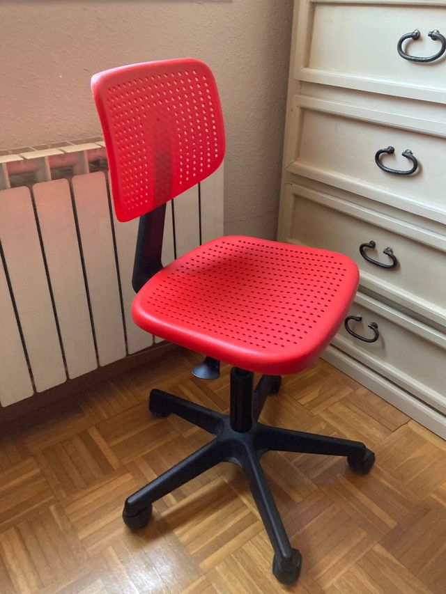 Silla giratoria Ikea roja