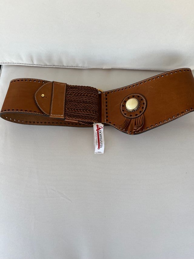 Cintura vintage femminile in cuoio e corda marrone