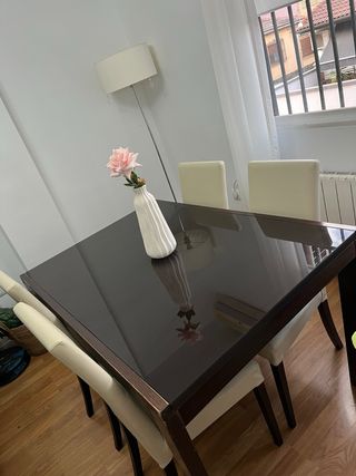 Mesa extensible comedor y 4 sillas