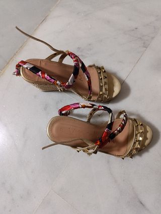 Sandalias cuña doradas multicolor de 10 cm