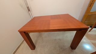  Dos Mesas de salón a juego  de madera maciza.