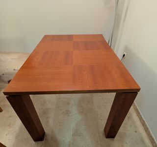  Dos Mesas de salón a juego  de madera maciza.