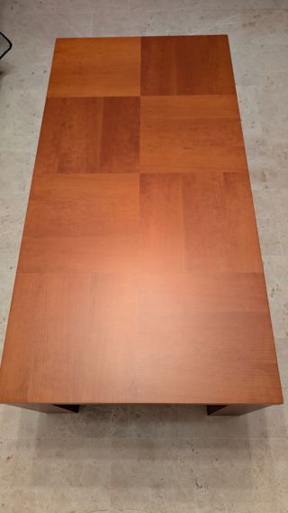  Dos Mesas de salón a juego  de madera maciza.