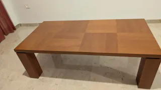  Dos Mesas de salón a juego  de madera maciza.