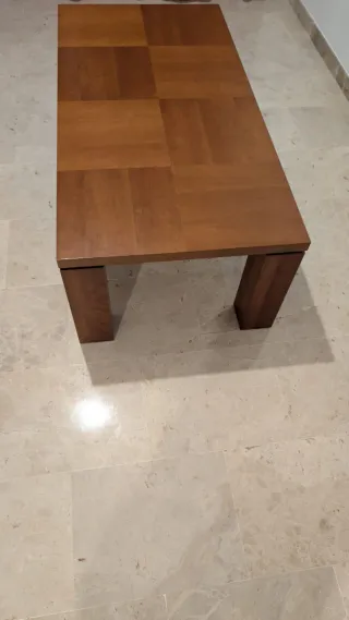 Dos Mesas de salón a juego  de madera maciza.