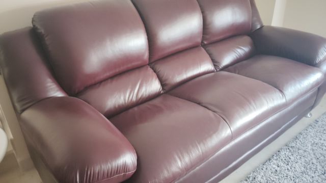 Sofá  impecable nuevo sin usar .color burdeos