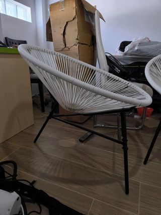 2 Sillas de ratán blanco, han estado en interior 